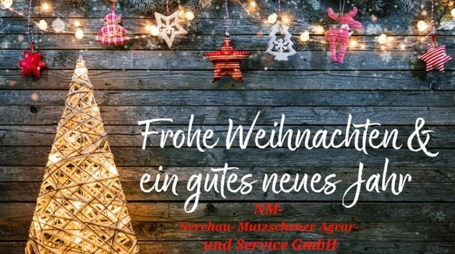 NM- Nerchau-Mutzschener - Landwirtschaft - Eine Weihnachtskarte mit Holzhintergrund, Lichterkette und einem geschmückten Baum.